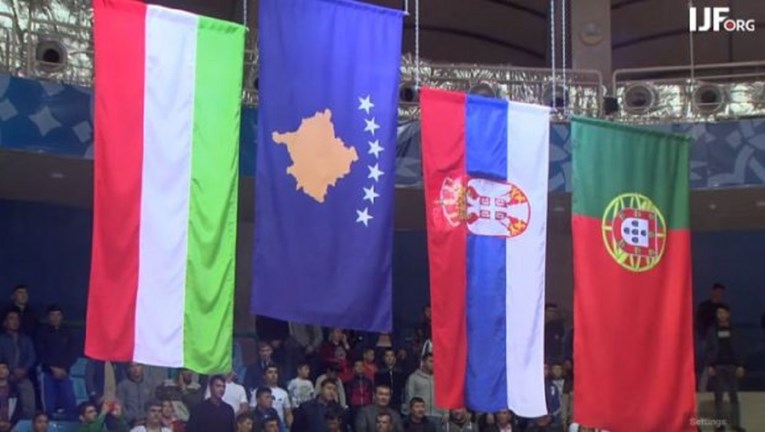 Srpska zastava ispod kosovske: Brončana Srpkinja morala slušati himnu Kosova