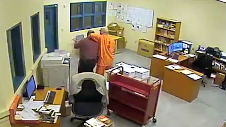 Objavljena dramatična snimka otmice zatvorskog knjižničara u Arizoni