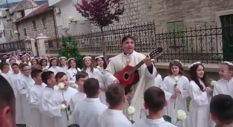 VIDEO Svećenik na pričesti s djecom zapjevao za Hajduka