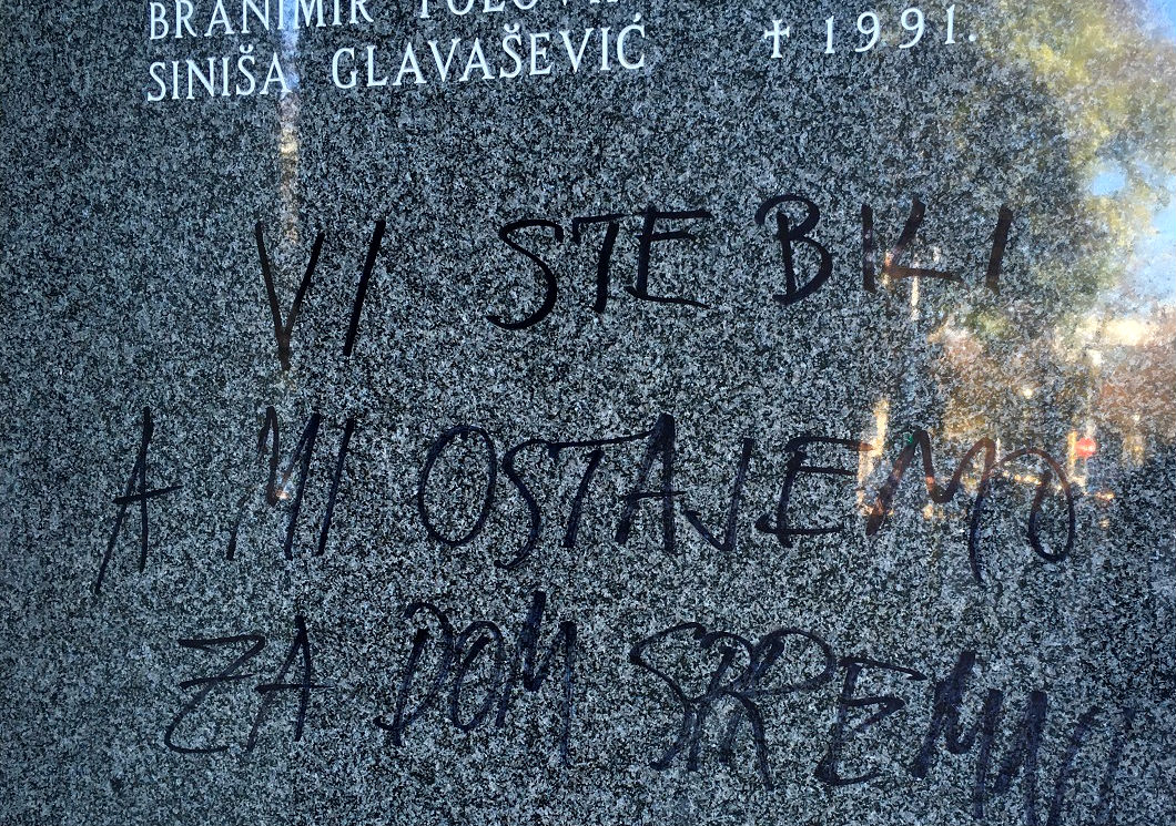 Ustaški pozdrav na spomen-ploči novinarima poginulima u ratu