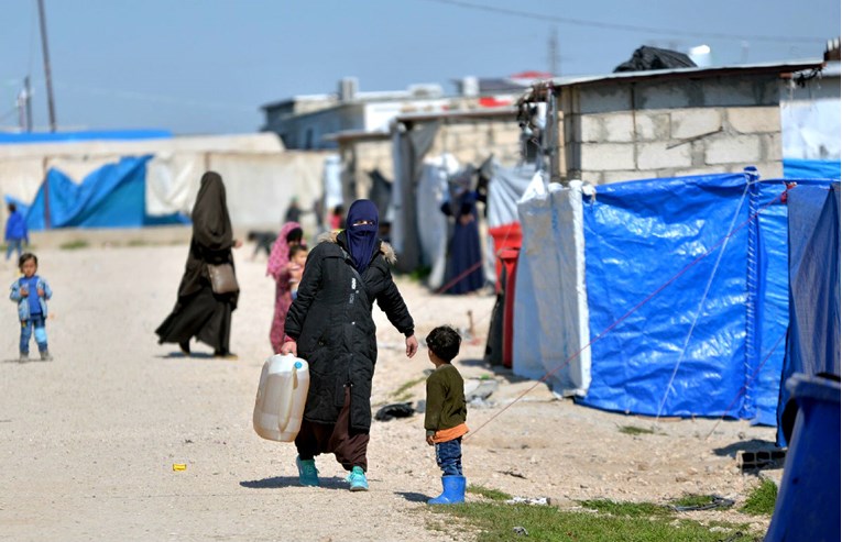 Žene koje bježe iz Islamske države nose svašta - od pištolja do mlijeka u prahu