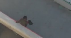 Žena u Splitu pokušava prijeći most po buri, ovo je opasno po život