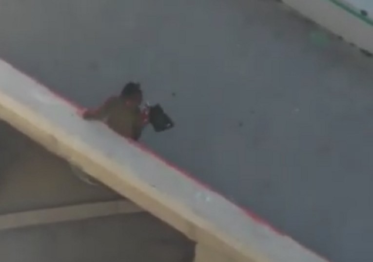 Žena u Splitu pokušava prijeći most po buri, ovo je opasno po život
