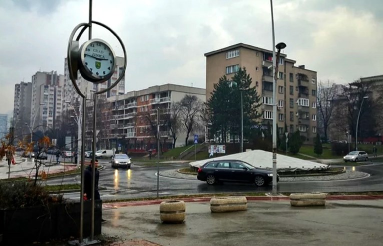 Muškarac se pokušao objesiti o gradski sat u Zenici