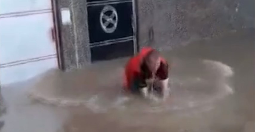 Bosancu poplavila ulica, on zaplivao u njoj