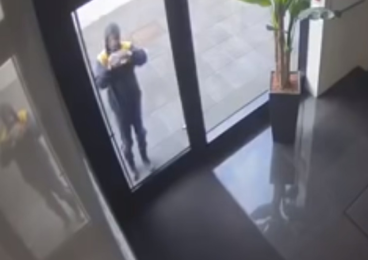 Žena tvrdi da joj poštar nije ni pokušao dostaviti paket. Pogledajte snimku