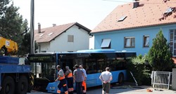 ZET-ov autobus proklizao s ceste i zabio se u kuću