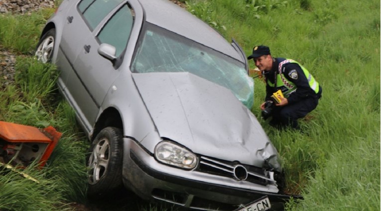 Vlak se zabio u auto u Požegi, ozlijeđena dva muškarca