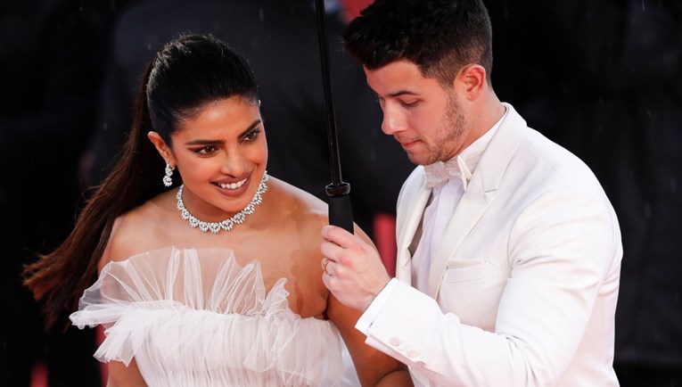 Priyanka Chopra i Nick Jonas izgledali poput mladenaca na premijeri u Cannesu
