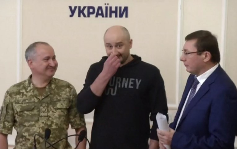 VIDEO Pogledajte trenutak kada se "ubijeni" Putinov kritičar pojavio pred kamerama