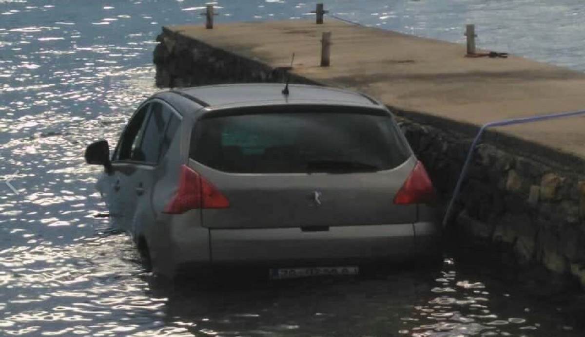 Zagrepčanin zaboravio potegnuti ručnu pa mu Peugeot završio u moru