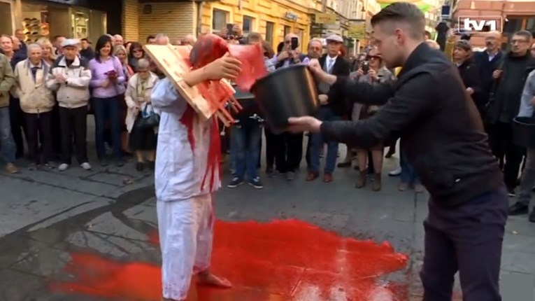 VIDEO Poznatog BiH glumca na ulici zalijevali vodom i crvenom bojom