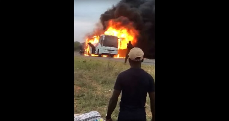 U požaru autobusa u Zimbabveu poginulo najmanje 42 ljudi
