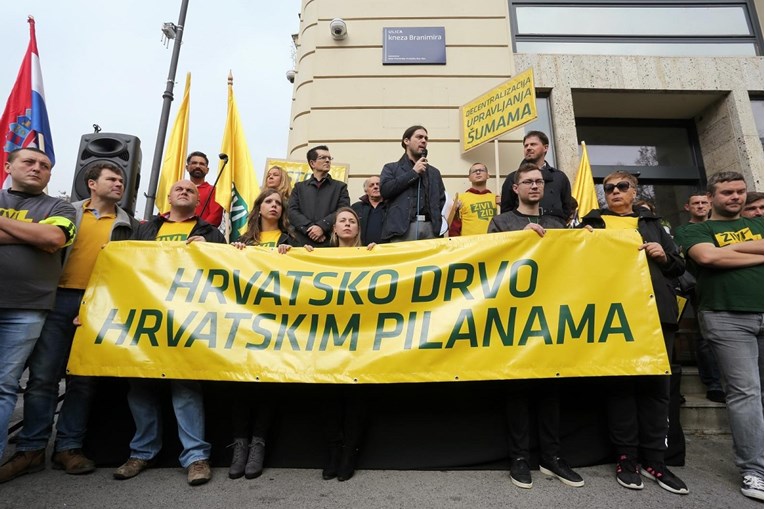 Živi zid prosvjedovao ispred Hrvatskih šuma: Idemo do kraja u čišćenju korupcije