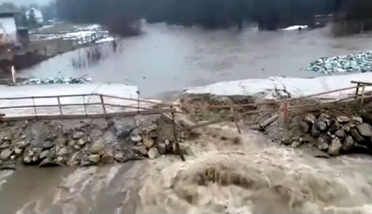 Pogledajte što su poplave napravile u BiH. Voda uništila kuće, mostove, ceste...