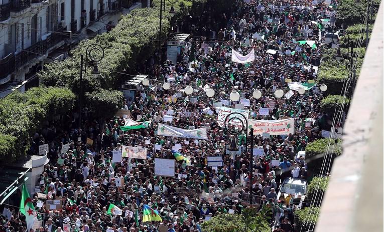 Stotine tisuća Alžiraca prosvjedovale protiv predsjednika