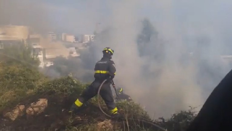 Požar na splitskom Žnjanu, vatra uhvatila borove par metara od kuća