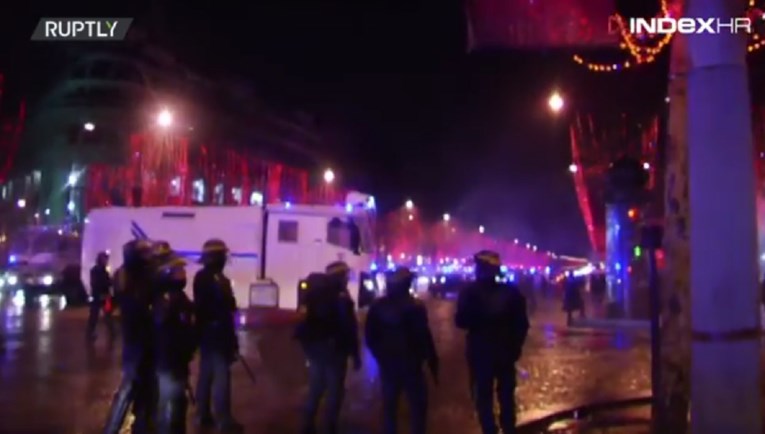 VIDEO Policija u Parizu suzavcem i vodenim topovima tjerala Žute prsluke
