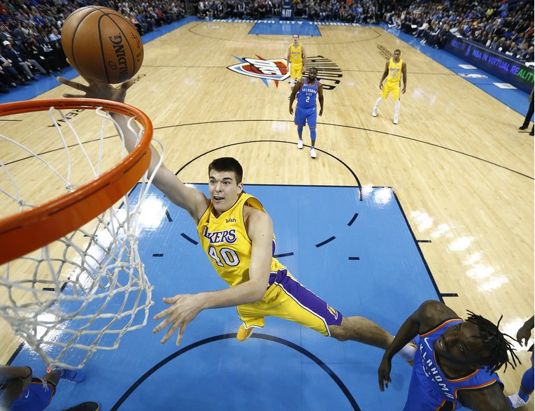 Zubac bez promašaja u porazu Lakersa
