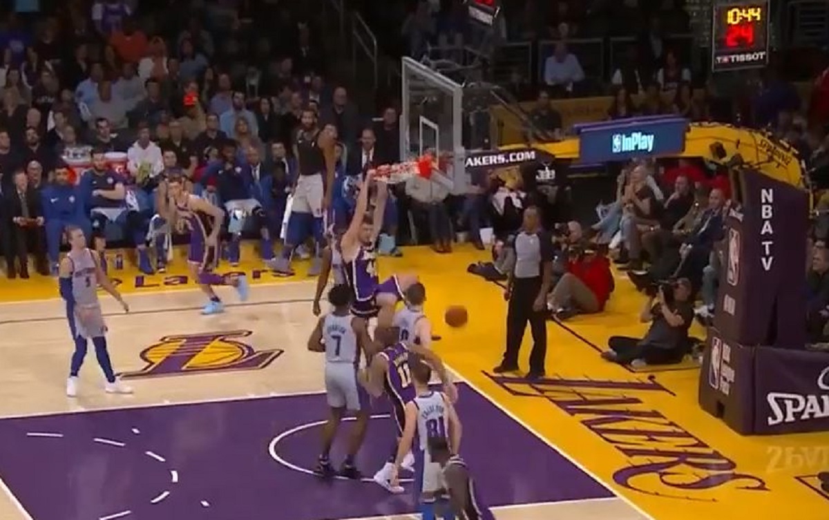Zubac oduševio L.A. monstruoznim zakucavanjem među trojicom