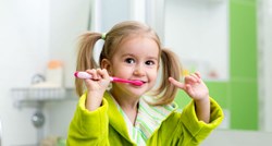 Djeca počinju prekasno četkati zube i troše previše paste, otkriva istraživanje