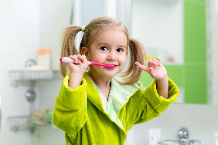 Djeca počinju prekasno četkati zube i troše previše paste, otkriva istraživanje