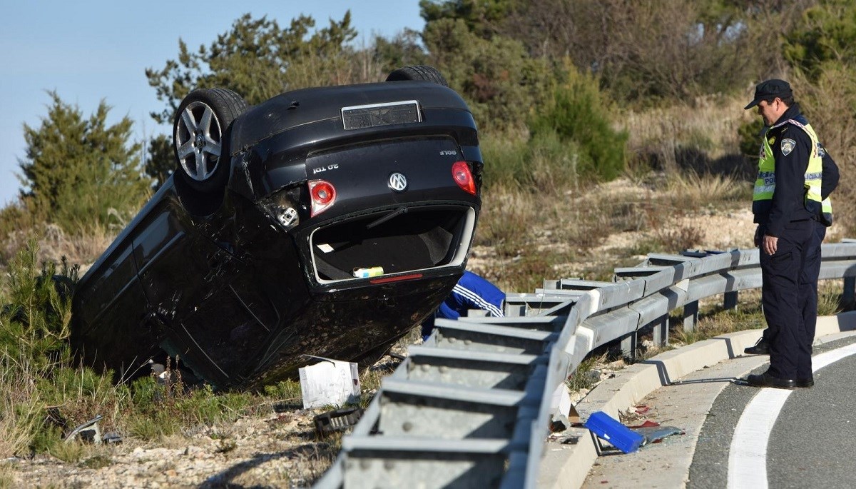 VIDEO Auto sletio s ceste kod Šibenika