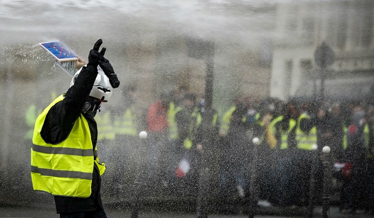 Francuska vlada pozvala Žute prsluke da ne prosvjeduju zbog napada u Strasbourgu