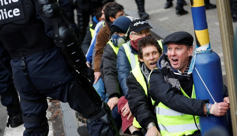 Francuska će istražiti jesu li ruske lažne vijesti utjecale na prosvjede