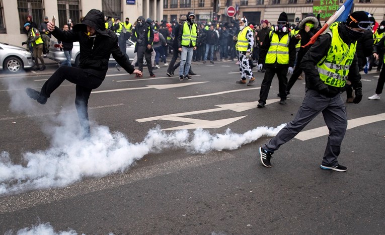 Sve je manje Žutih prsluka na ulicama Francuske, policija ih tjerala suzavcem