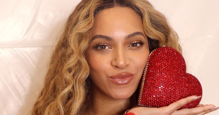 Slavila je dva dana: Beyoncé pozirala u dva valentinovska outfita