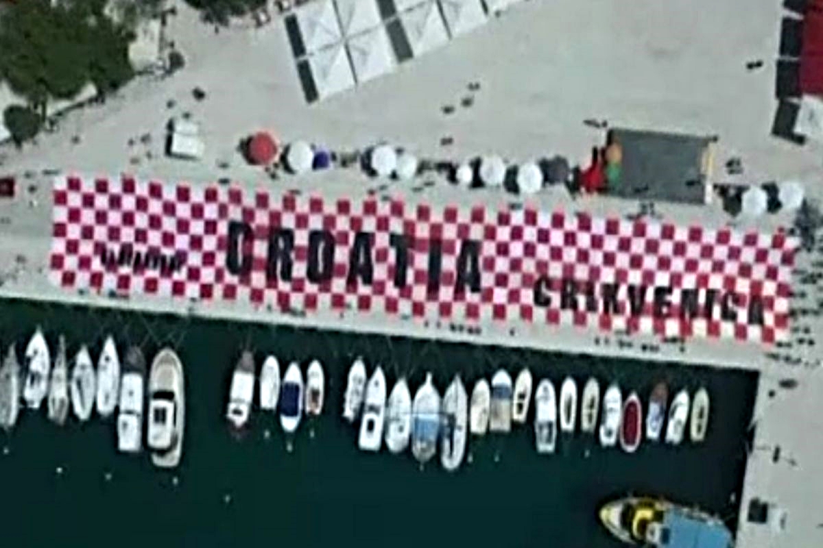 Krenulo navijačko ludilo, hrvatski navijači u Rusiju nose zastavu od tisuću kvadrata