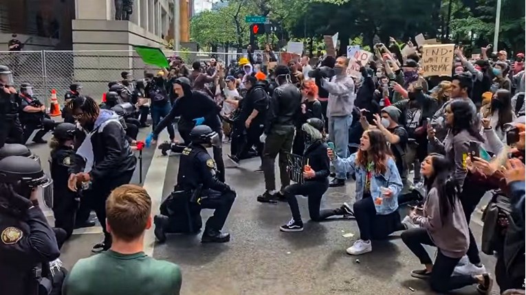 Zašto neki američki policajci kleče pred prosvjednicima?