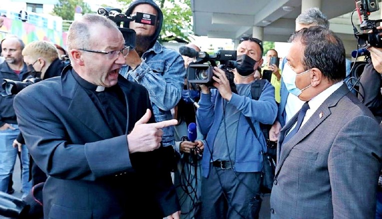 Crkva se oglasila o svećeniku koji je divljao zbog covid-potvrda, ispričali su se