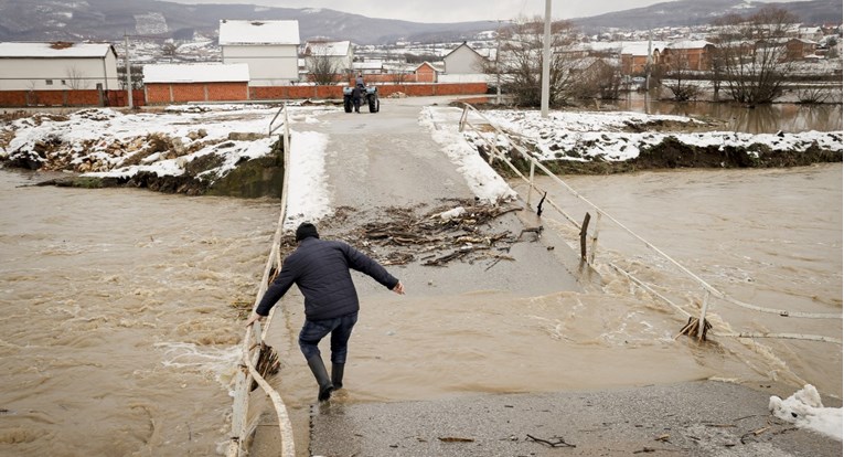 Zbog poplave na jugu Srbije bez struje je 10 tisuća kućanstava, stanje se popravlja