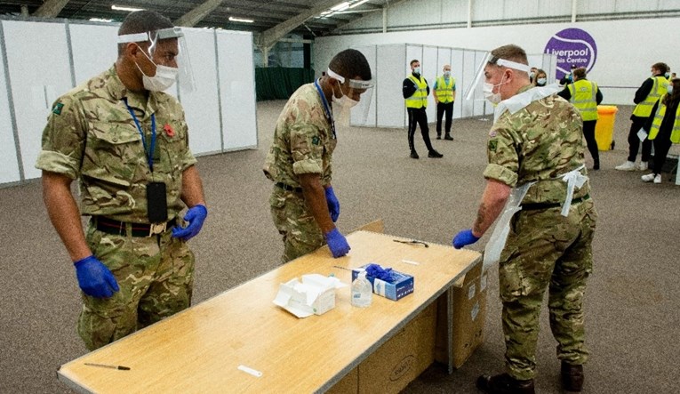 Britanska vojska će razvoziti gorivo do praznih benzinskih postaja
