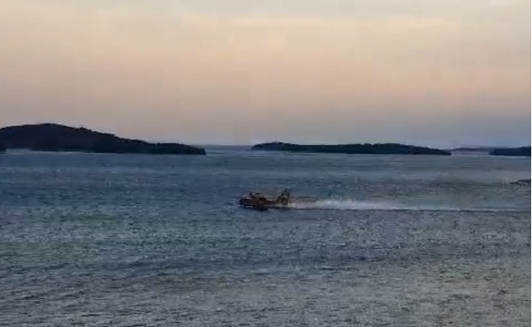 Kod Šibenika izgorjelo osam hektara trave i niskog raslinja, požar gasili kanaderi