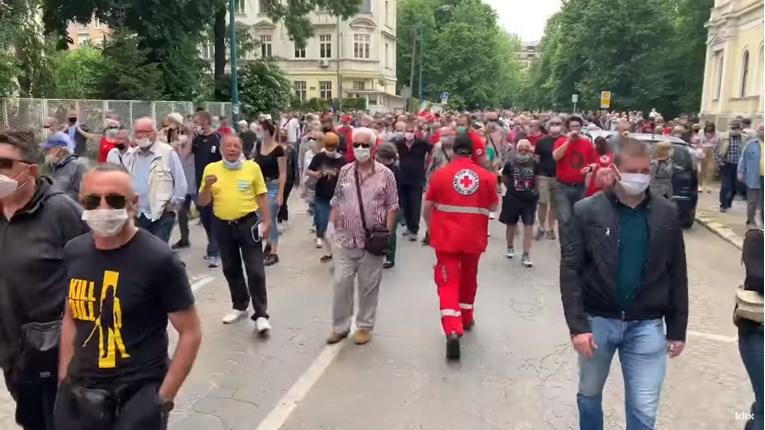 Na skupu u Sarajevu protiv obilježavanja Bleiburga tisuće pjevale partizanske pjesme