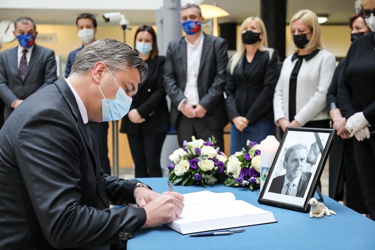Građani, političari i javne osobe pisali u knjigu žalosti, evo što su rekli o Bandiću