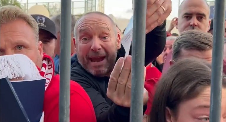UEFA: Ljudi s lažnim ulaznicama su blokirali ulaz na stadion. Zato je finale odgođeno