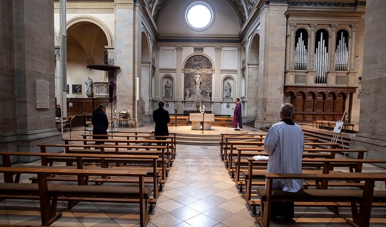 U Bavarskoj i Saskoj počet će se održavati mise, vjernici će imati maske