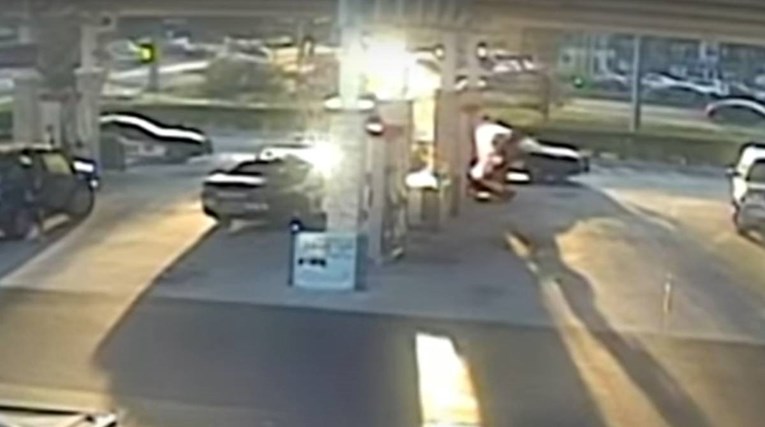 Policajac u SAD-u pucao elektrošokerom na čovjeka na benzinskoj: "Skuhao ga živog"