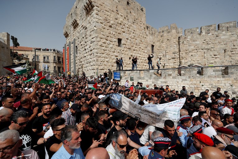 Palestinci bijesni, mlatili su ih dok su pokapali ubijenu novinarku Al Jazeere