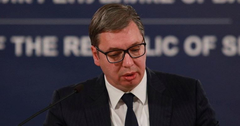 Prijenos Vučićeva govora bio je kratko prekinut, iz RTS-a kažu da su iščupani kablovi