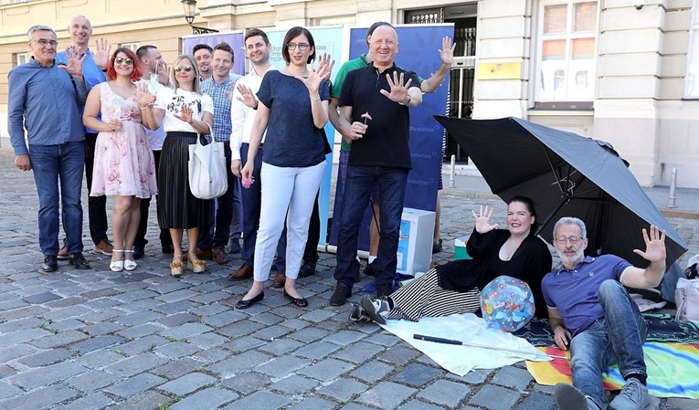 VIDEO Pametno i partneri održali performans, traže da se ukinu nameti