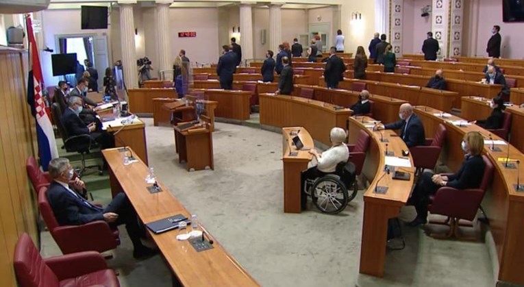 Oporba okrenula leđa jer nisu prihvaćene izmjene zakona: "Ne okrećite leđa žrtvama"