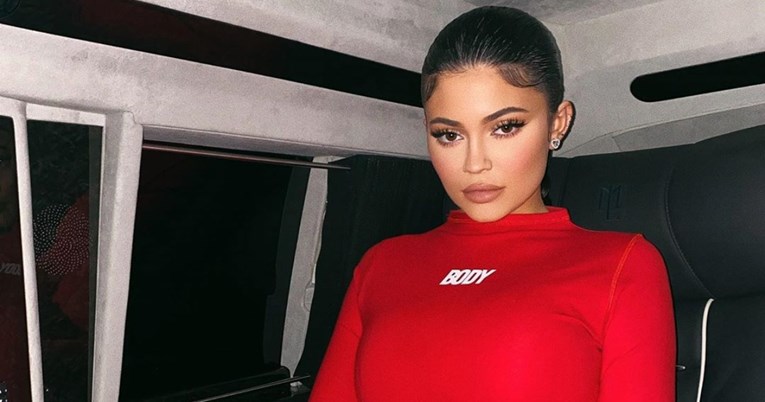 Ni Kylie nije odoljela laskavoj boji kose koju su već isprobale njezine sestre