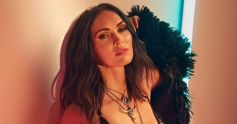Megan Fox pozirala u prozirnoj majici, jasno je da ispod ne nosi grudnjak