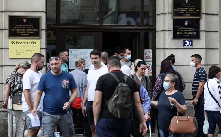 Satima čekali da predaju zahtjev za novu osobnu: "Užas, radi samo jedan šalter"