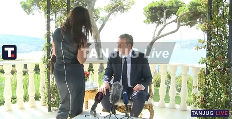 Pogledajte kako Vučić savjetnici diktira objavu za društvene mreže